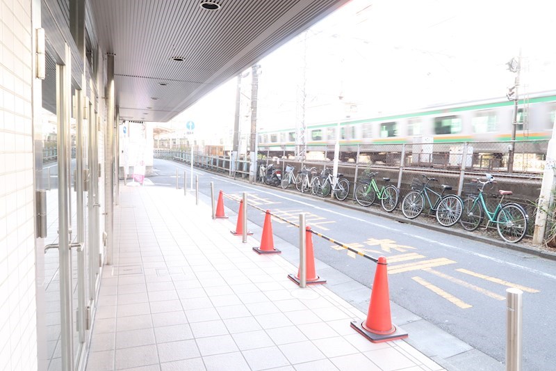 KMビル 前面をＪＲ電東海道線が通ります