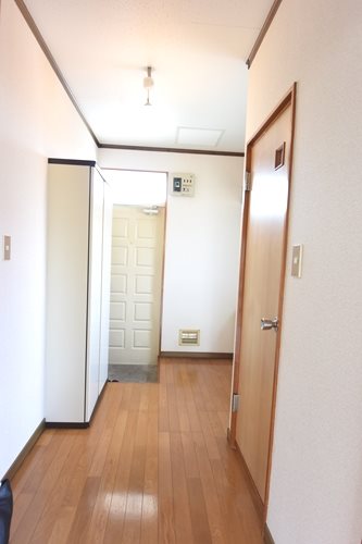 しのぶ荘 キッチンから玄関を見た画像です