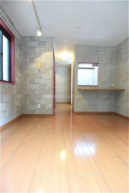 ウインズ湘南本町 ※リフォーム前の参考画像　オシャレな壁クロスとカウンター